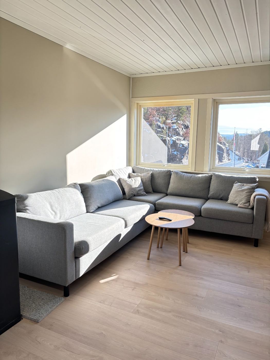 Living room in the three-unit house, 18 minutes from Herøya